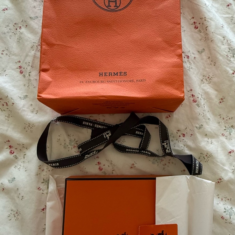 Hermès Orange Gift Box with Ribbon - Picture 5 of 9